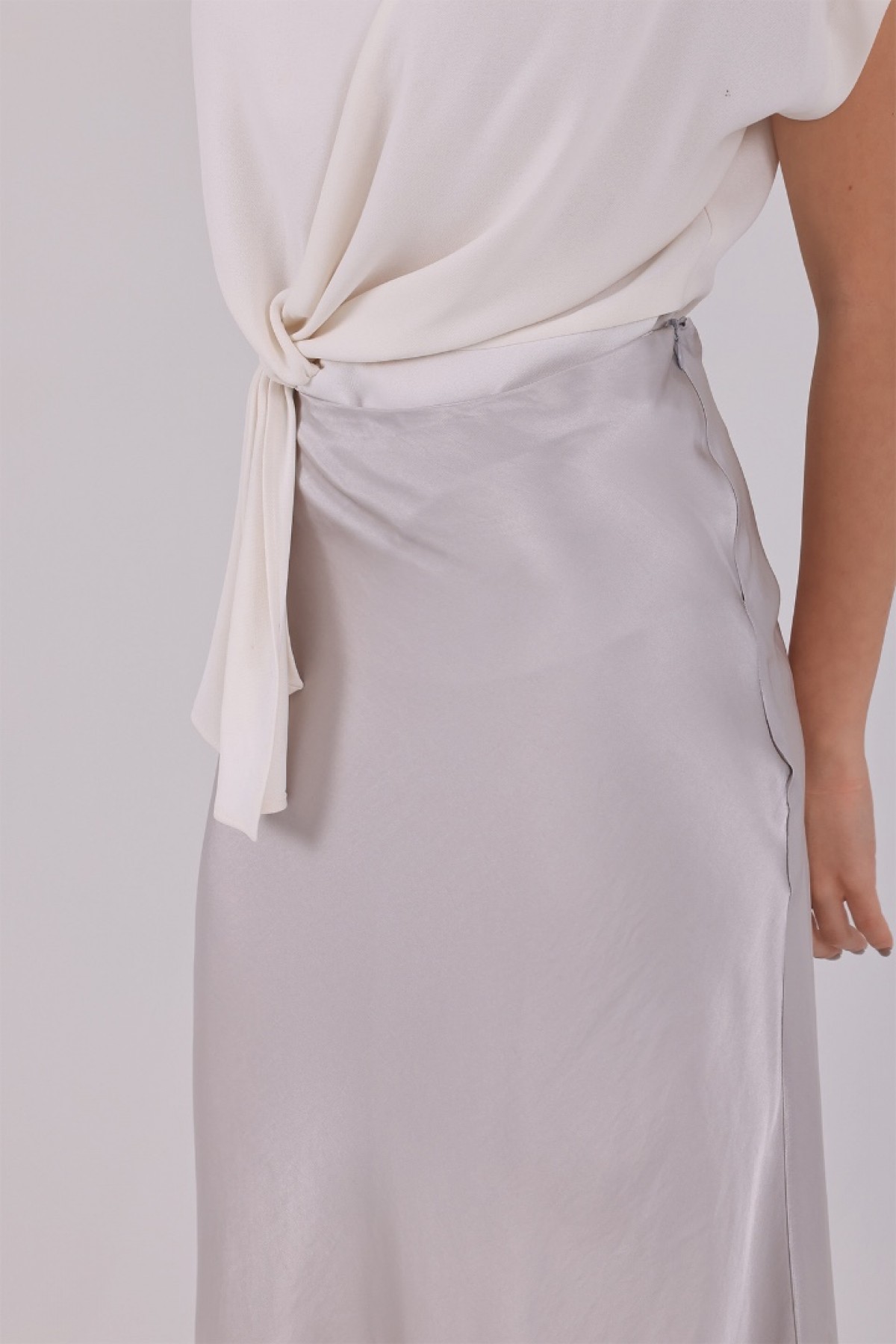 Lumière Skirt – Clarisse İlkbahar/Yaz Koleksiyonu Clarisse Lumière gri saten maxi etek