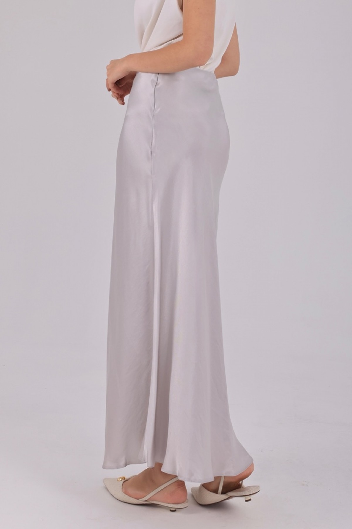 Lumière Skirt – Clarisse İlkbahar/Yaz Koleksiyonu Clarisse Lumière gri saten maxi etek