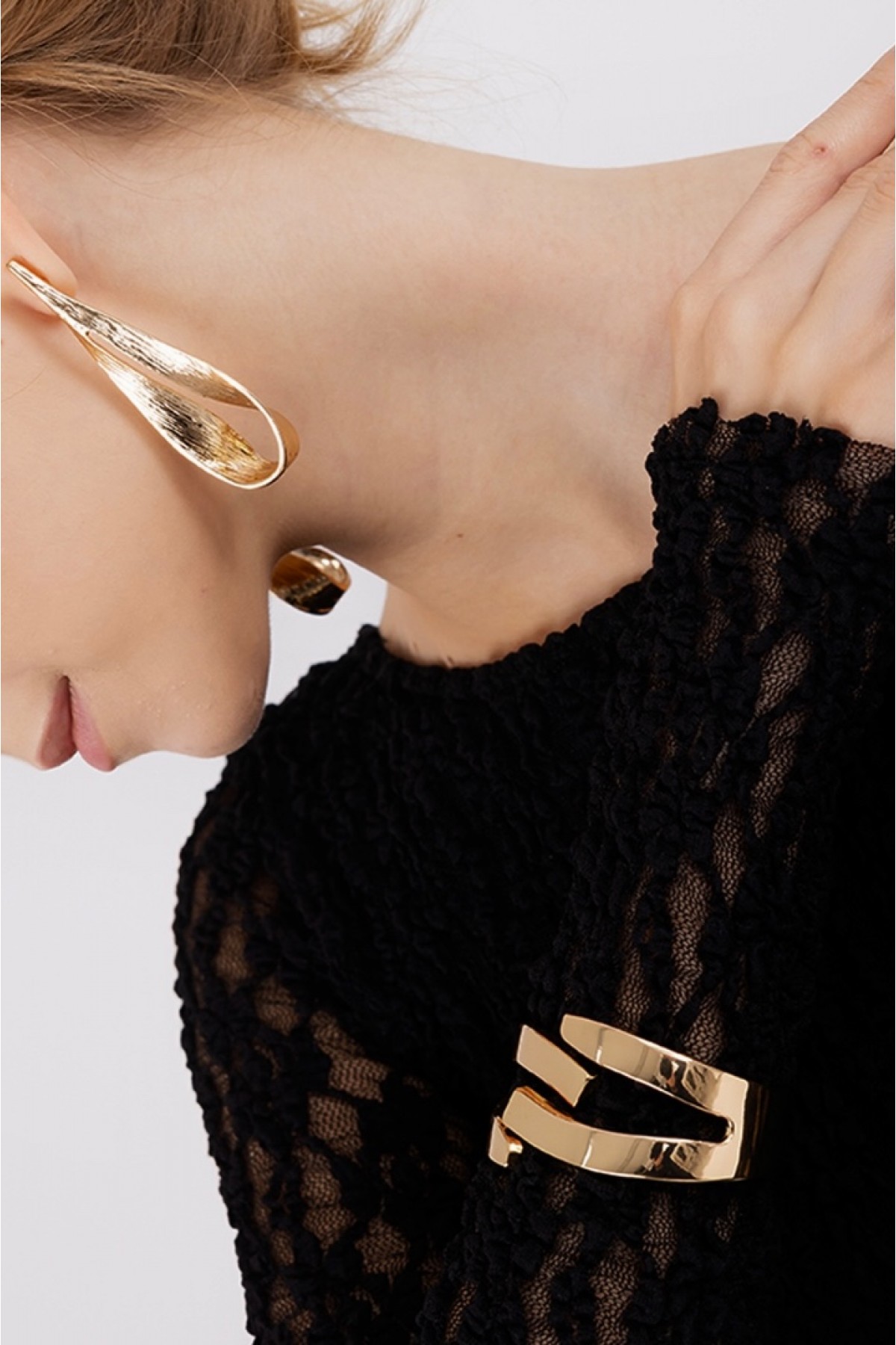 Sculpted Drop Earrings – Clarisse Jewelry Clarisse sculpted gold drop küpe – kıvrımlı formda altın küpe