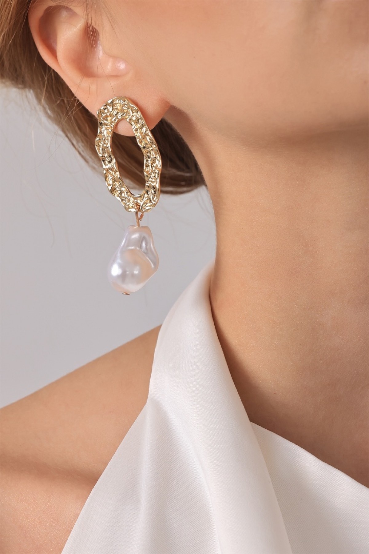 Clarisse elegant gold earrings with pearl Clarisse gold textured earrings with pearl drop