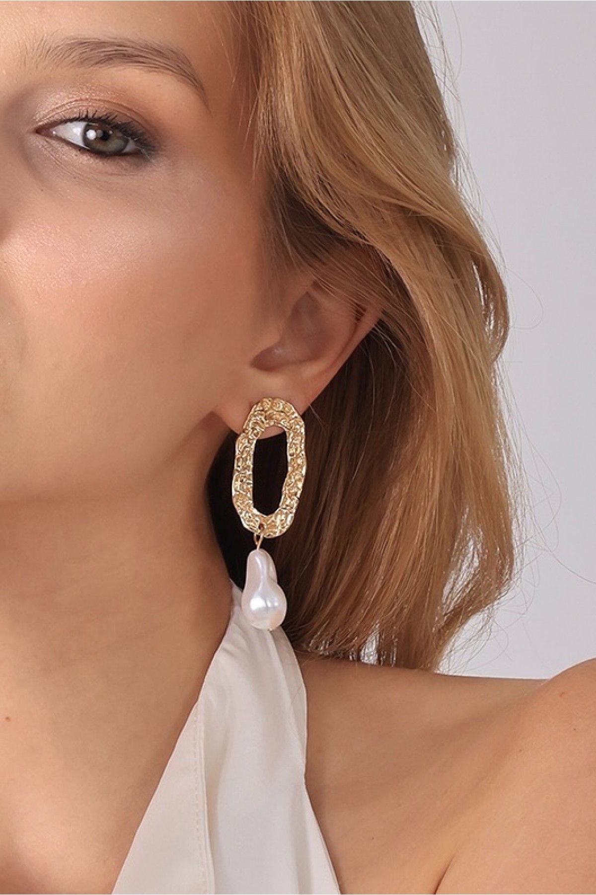 Clarisse elegant gold earrings with pearl Clarisse gold textured earrings with pearl drop
