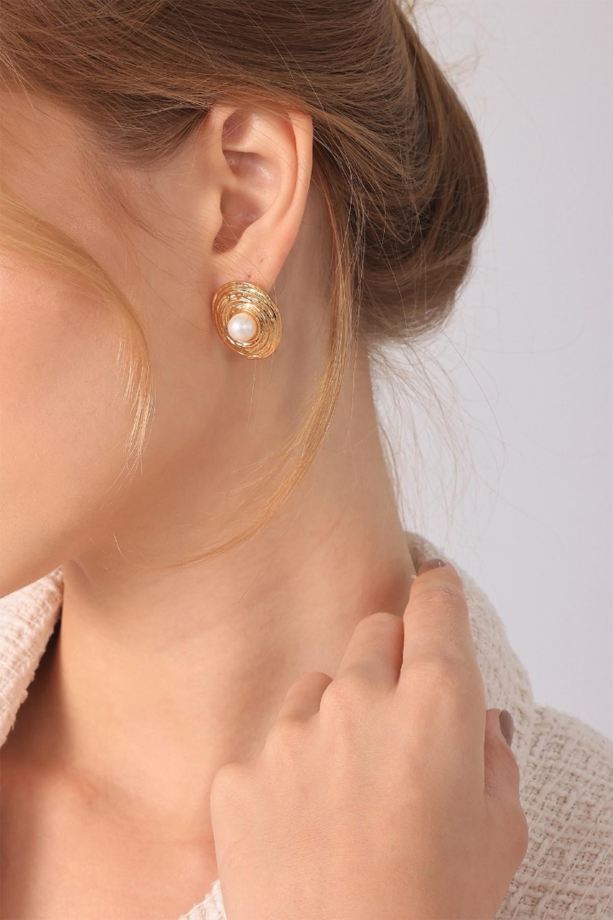 Clarisse round gold earrings with pearl detail Clarisse gold round earrings with pearl