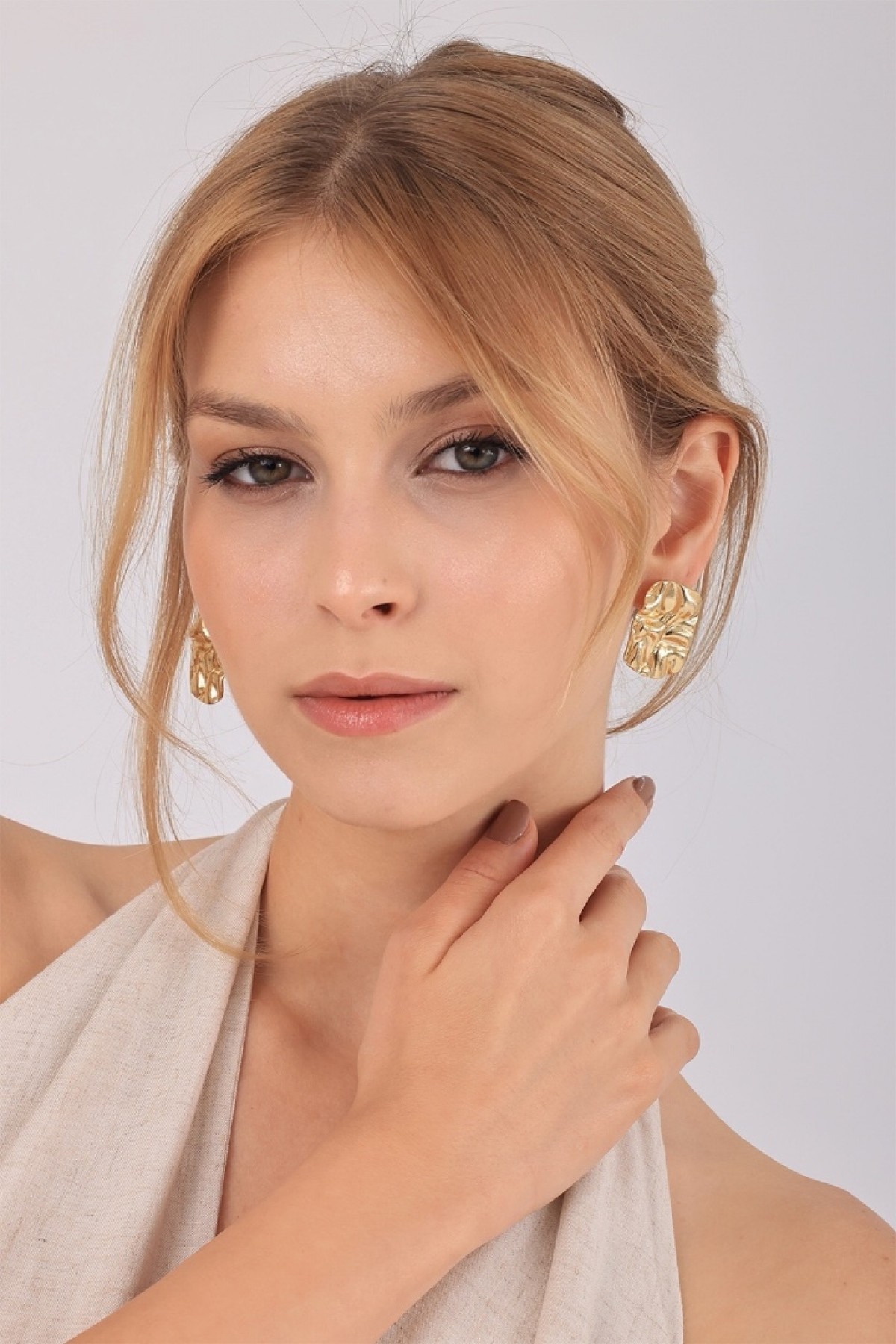 Clarisse lüks gold küpe modeli Clarisse gold textured statement küpe