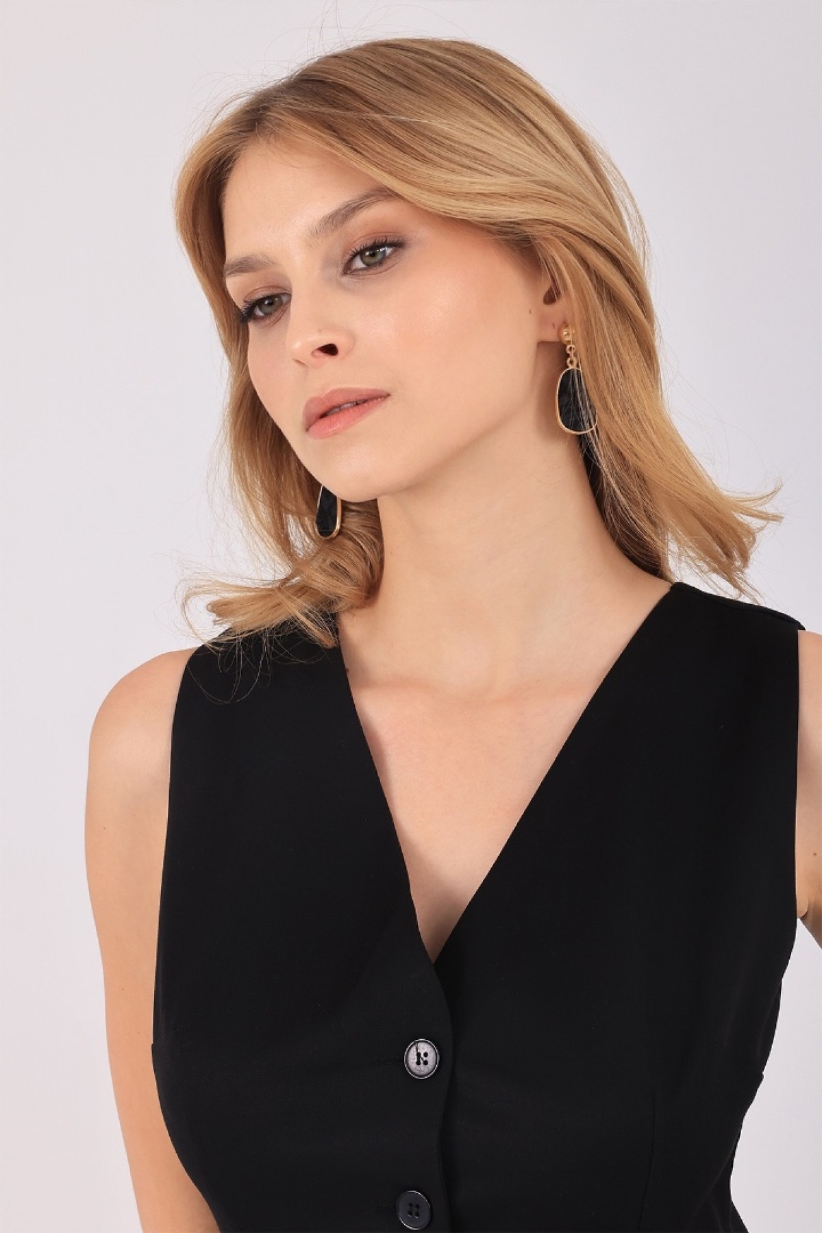 Lunéa Mini Jumpsuit – Clarisse Yaz Koleksiyonu Clarisse Lunéa siyah mini düğmeli jumpsuit