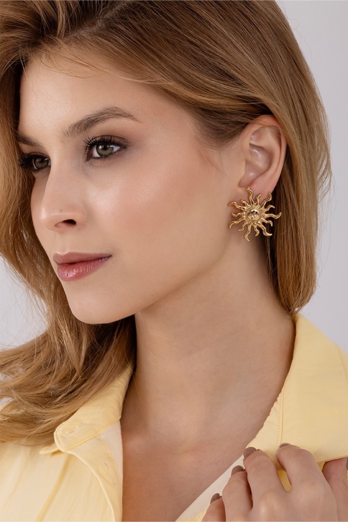 Clarisse Sun Embrace Earrings Güneş motifli altın Clarisse küpe – kulakta görünüm
