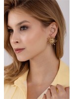 Clarisse Sun Embrace Earrings Güneş motifli altın Clarisse küpe – kulakta görünüm