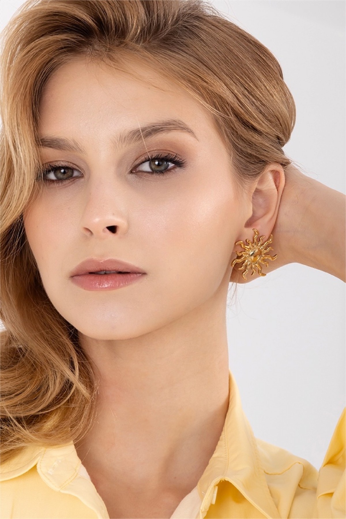 Clarisse Sun Embrace Earrings Güneş motifli altın Clarisse küpe – kulakta görünüm