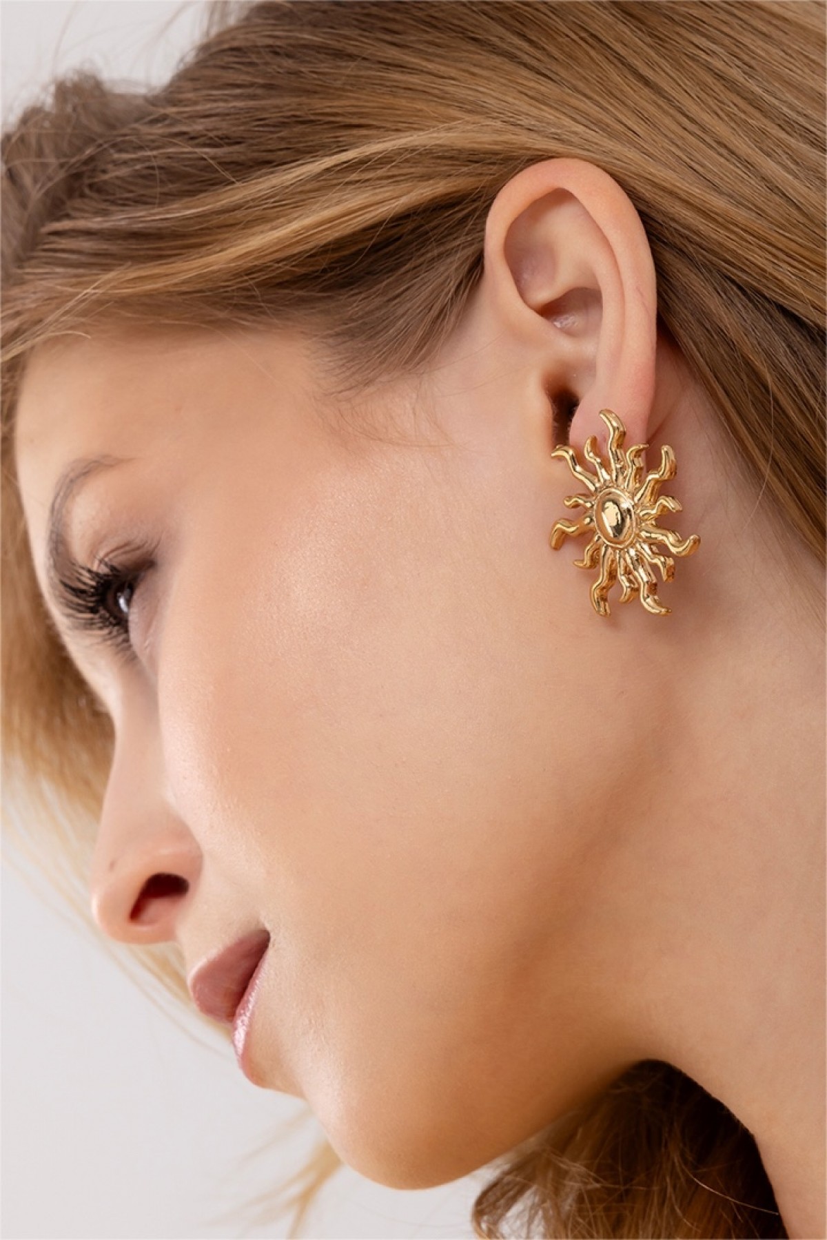 Clarisse Sun Embrace Earrings Güneş motifli altın Clarisse küpe – kulakta görünüm