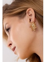 Clarisse Sun Embrace Earrings Güneş motifli altın Clarisse küpe – kulakta görünüm