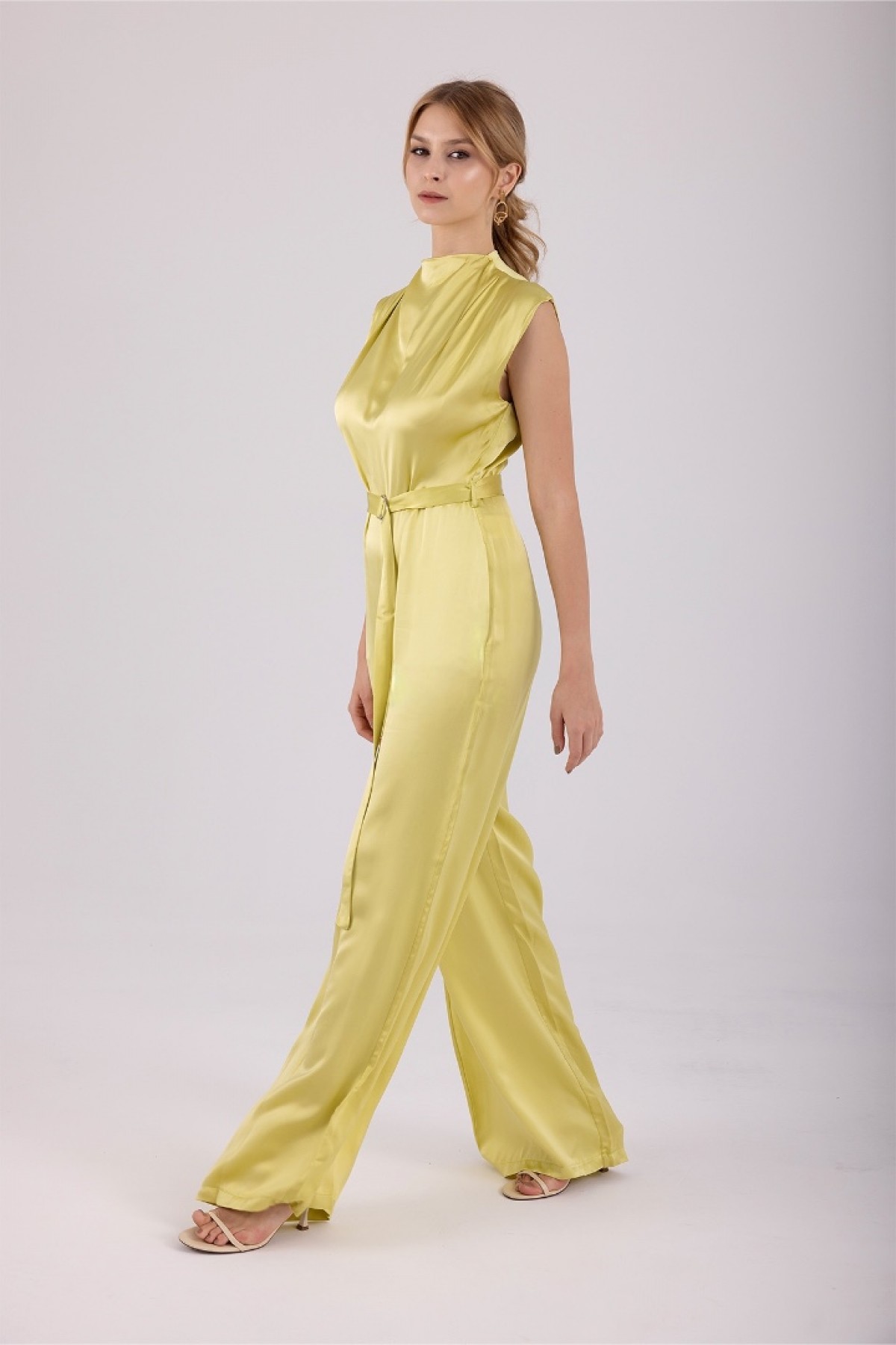 Clarisse émeraude jumpsuit – modern sofistike stil Yağ yeşili saten tulum – Clarisse émeraude modeli