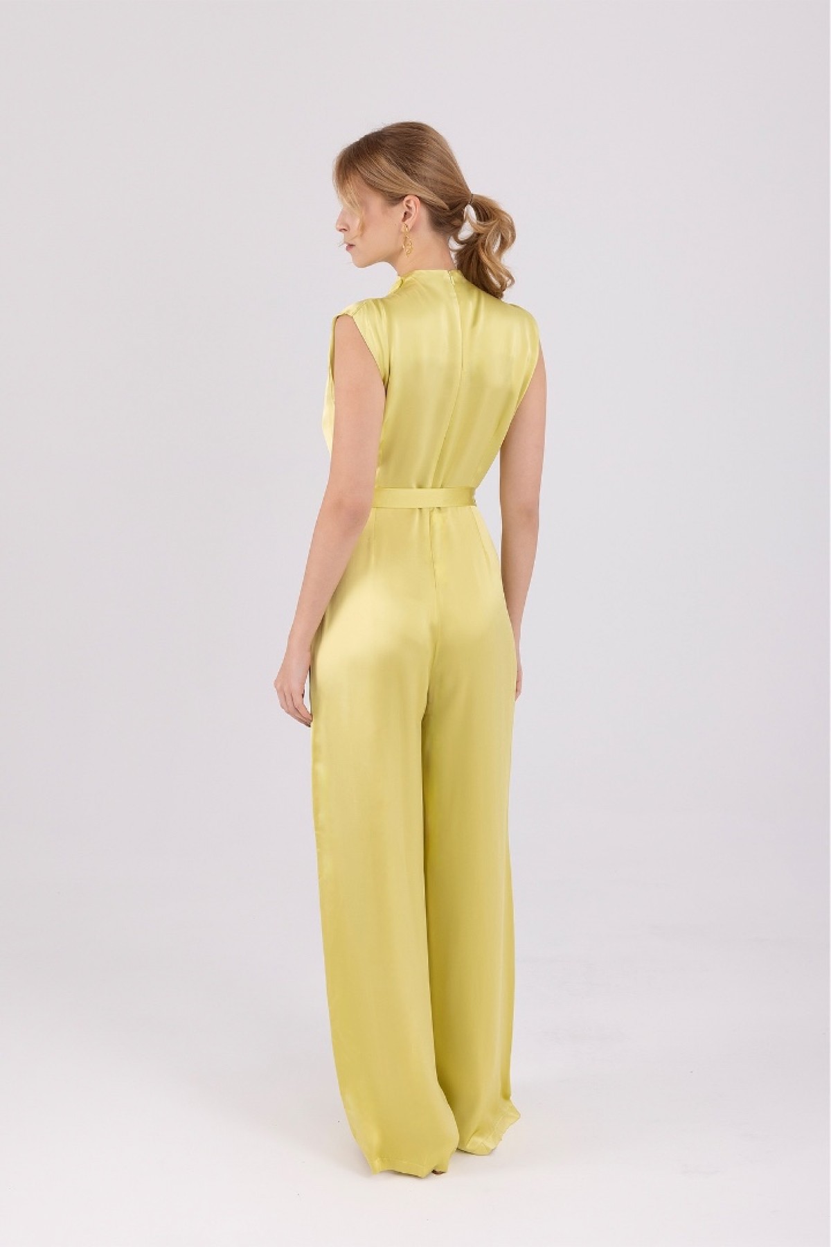 Clarisse émeraude jumpsuit – modern sofistike stil Yağ yeşili saten tulum – Clarisse émeraude modeli